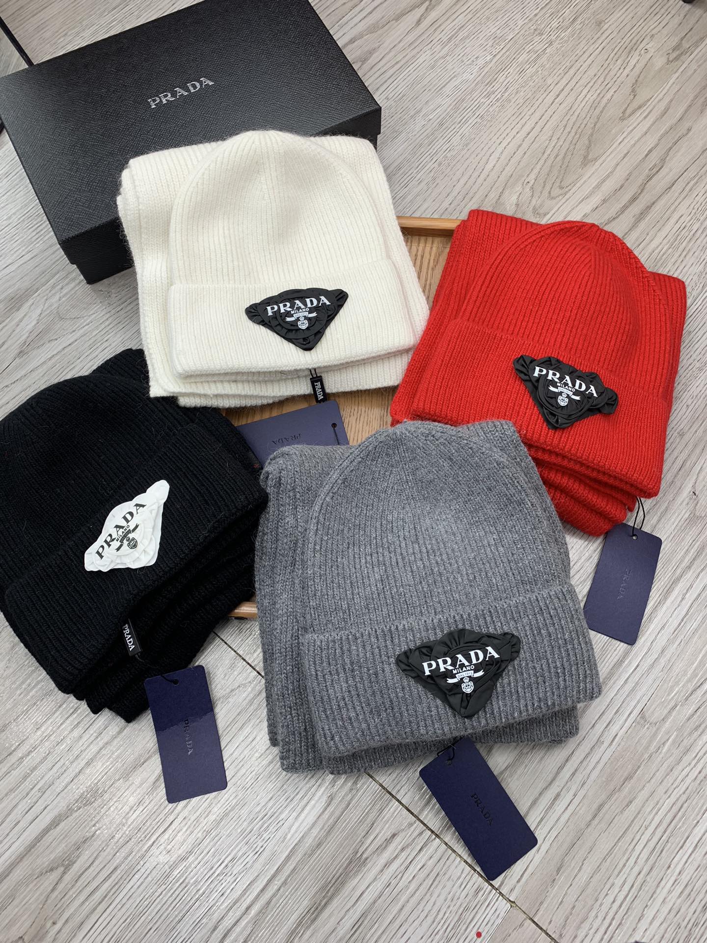 PRADA SET SCARF AND HAT IN BLACK WOOL AND RABBIT FUR 386077