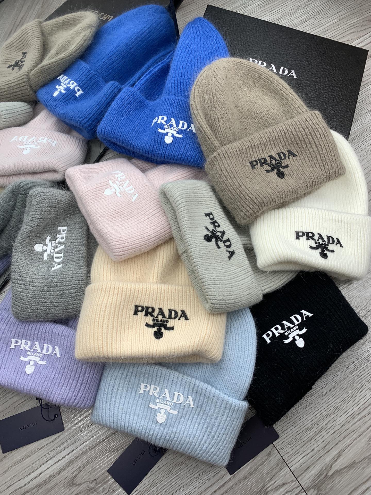 PRADA BEANIE HAT IN PASTEL PURPLE WOOL 108749
