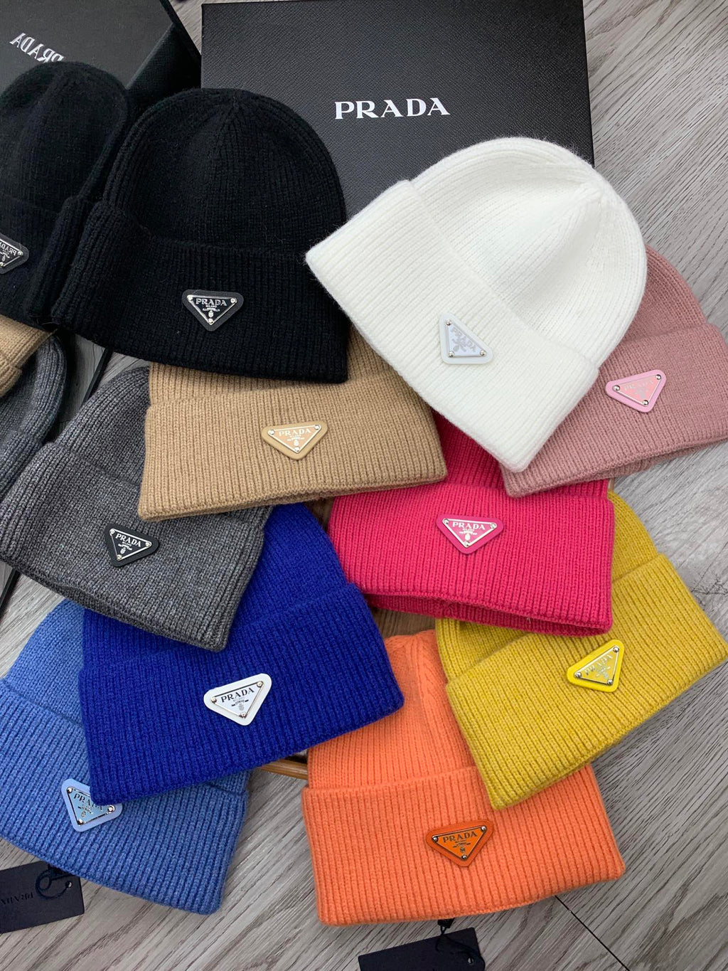 PRADA BEANIIE HAT IN WHITE WOOL 335040