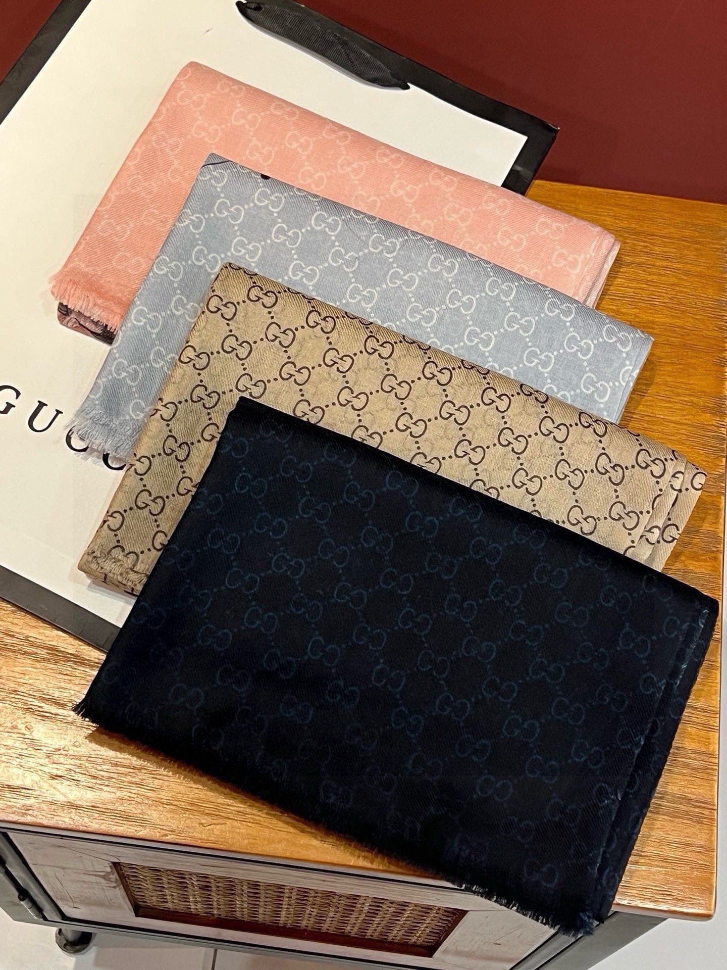 GUCCI 25S SCARF 200 IN CASHMERE 733886