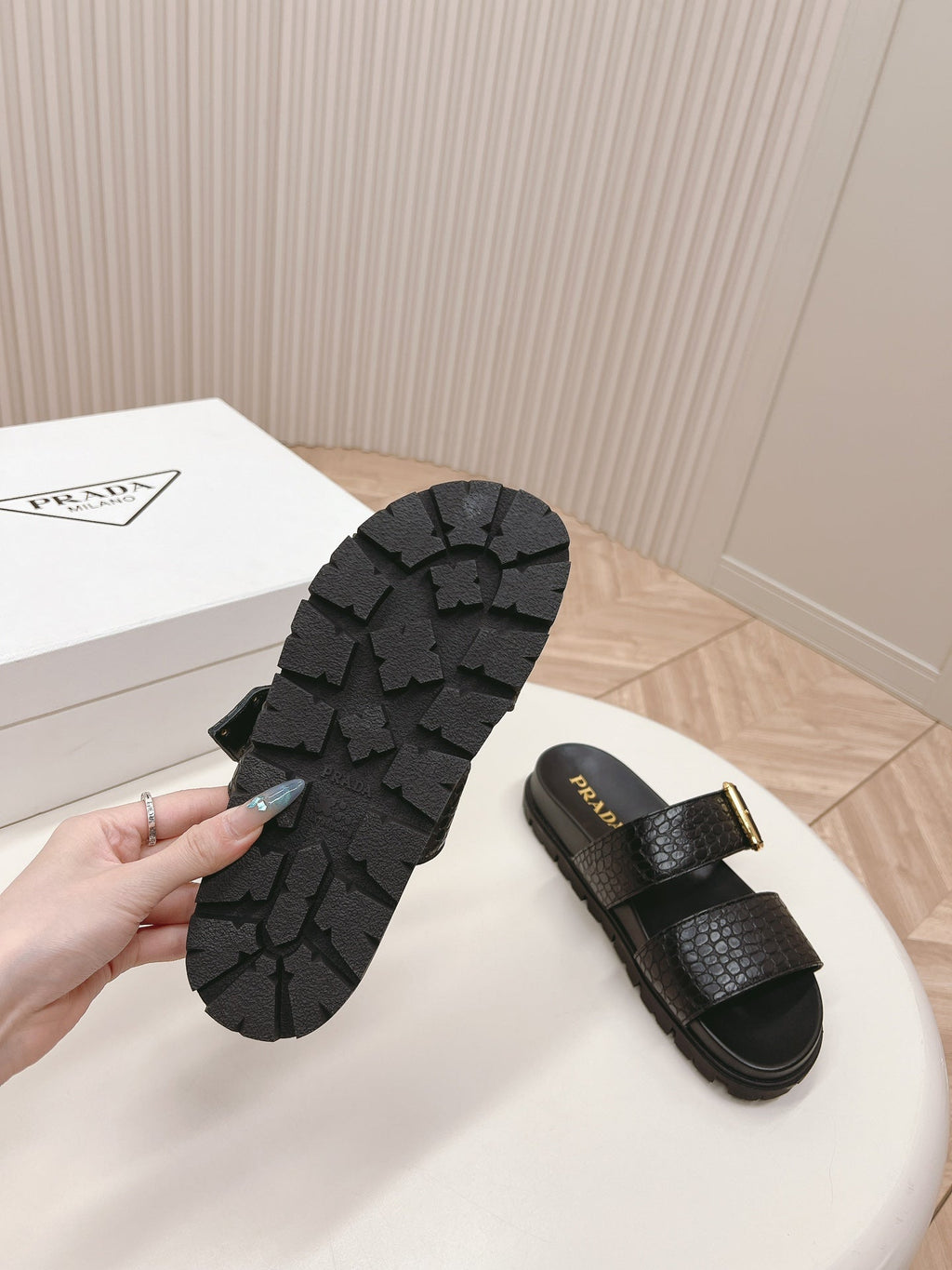 PRADA CROCODILE MOTIF SLIDES SANLS BLACK CALFSKIN
