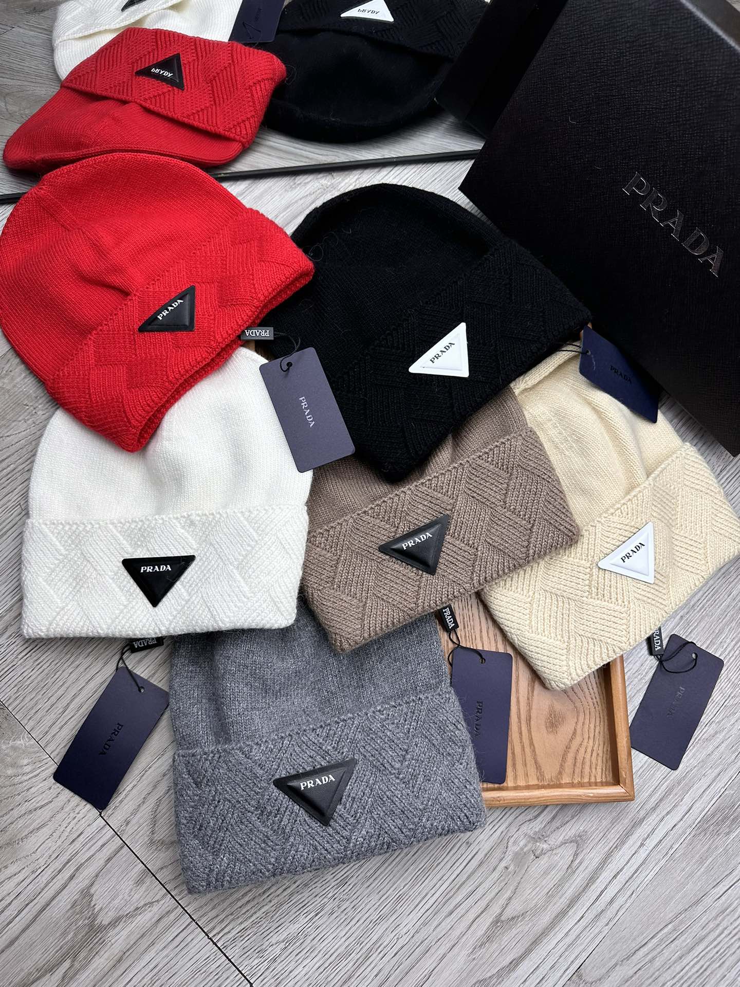 PRADA BEANIE HAT IN WHITE WOOL AND RABBIT FUR 342037
