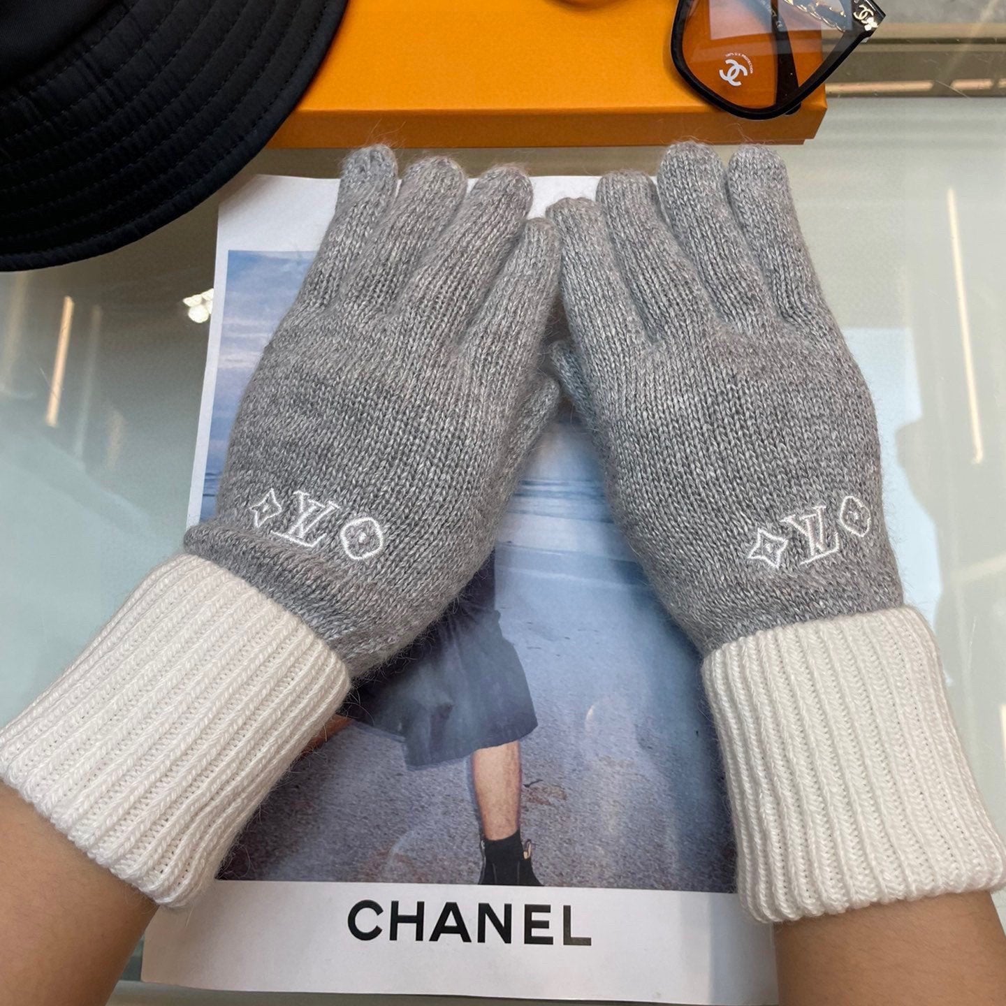 LOUIS VUITTON GLOVES IN DOVE GRAY MIX WHITE WOOL 458573