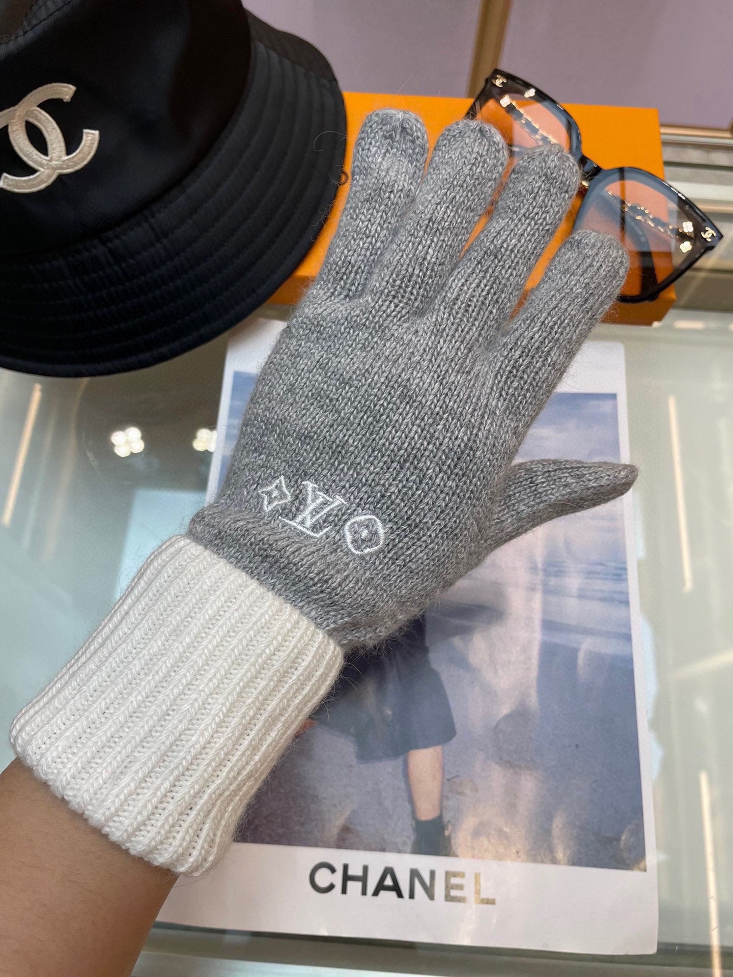 LOUIS VUITTON GLOVES IN DOVE GRAY MIX WHITE WOOL 458573