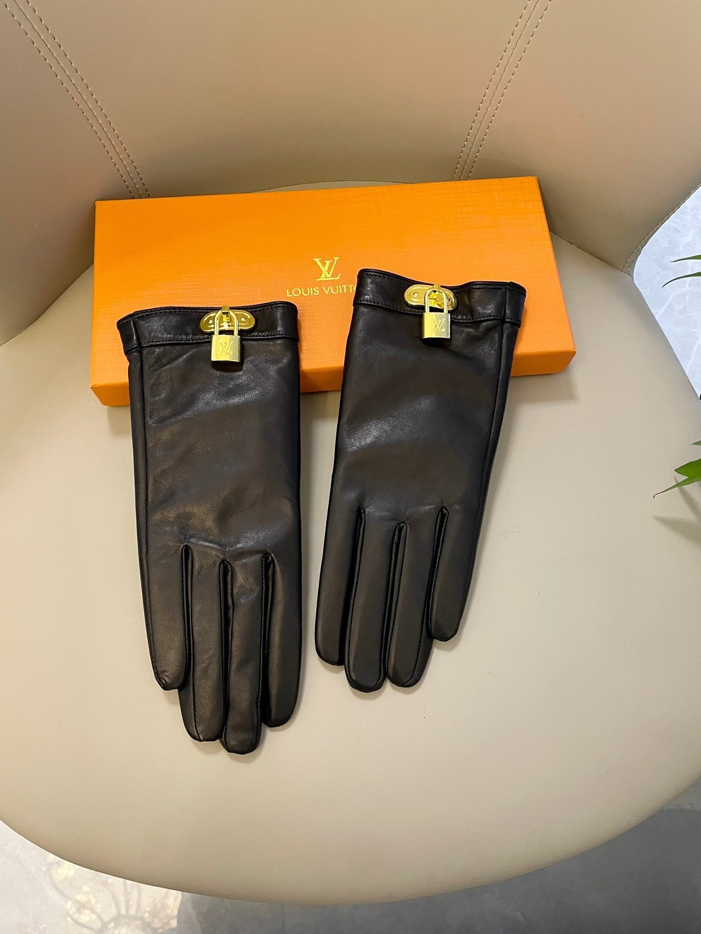 LOUIS VUITTON GLOVES IN BLACK LAMBSKIN WITH GOLD HARDWARE 465064