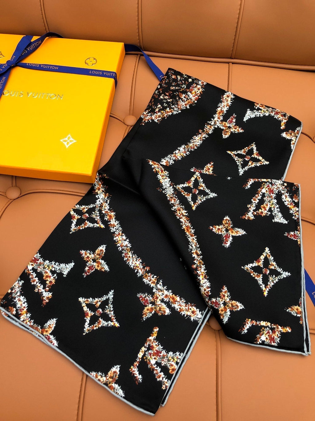 LOUIS VUITTON LV SCARF 90 CM IN SILK 704582