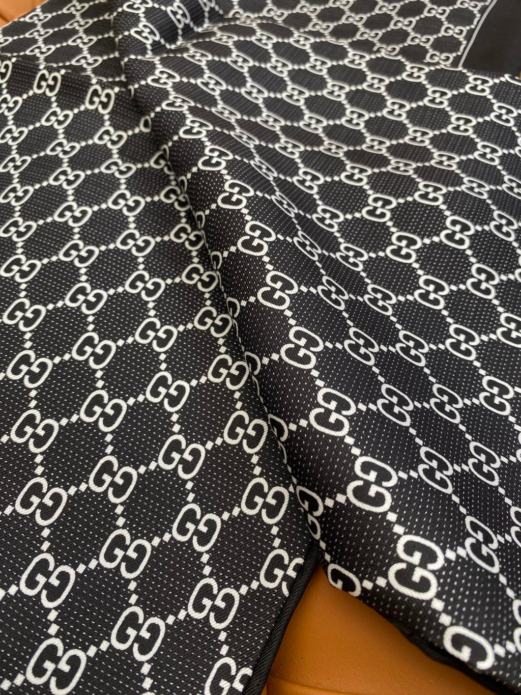GUCCI 25S SCARF 90 IN SILK 709696