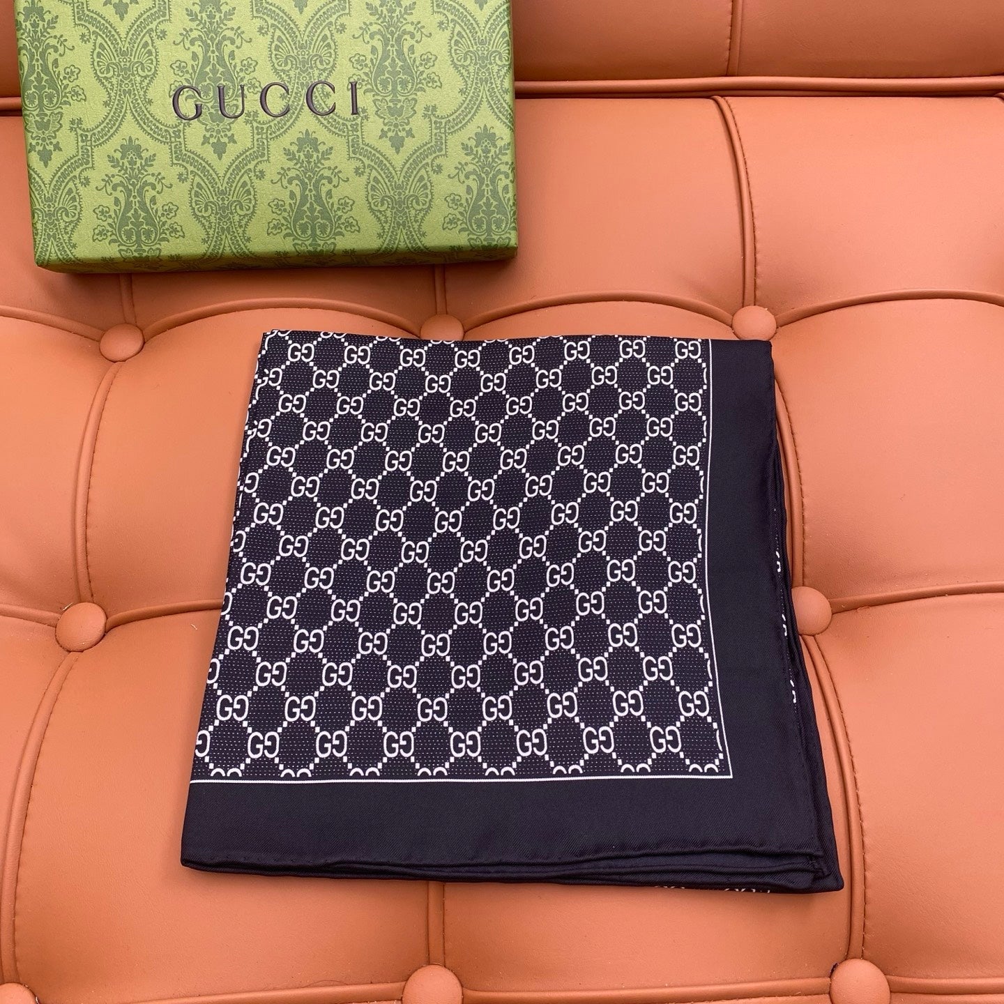 GUCCI 25S SCARF 90 IN SILK 709696