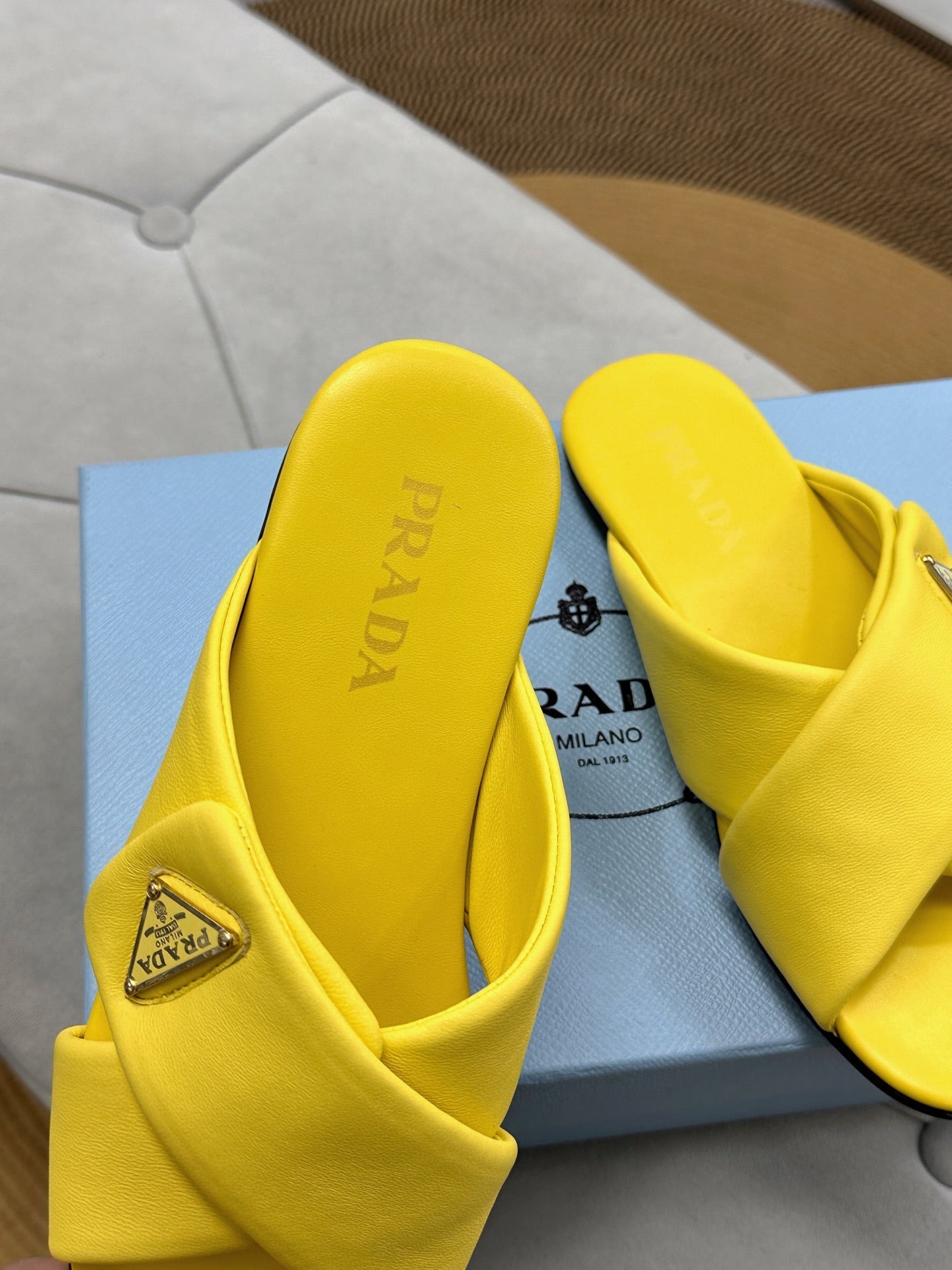 PRADA 25S SLIDE SANLS IN YELLOW CALFSKIN LOGO