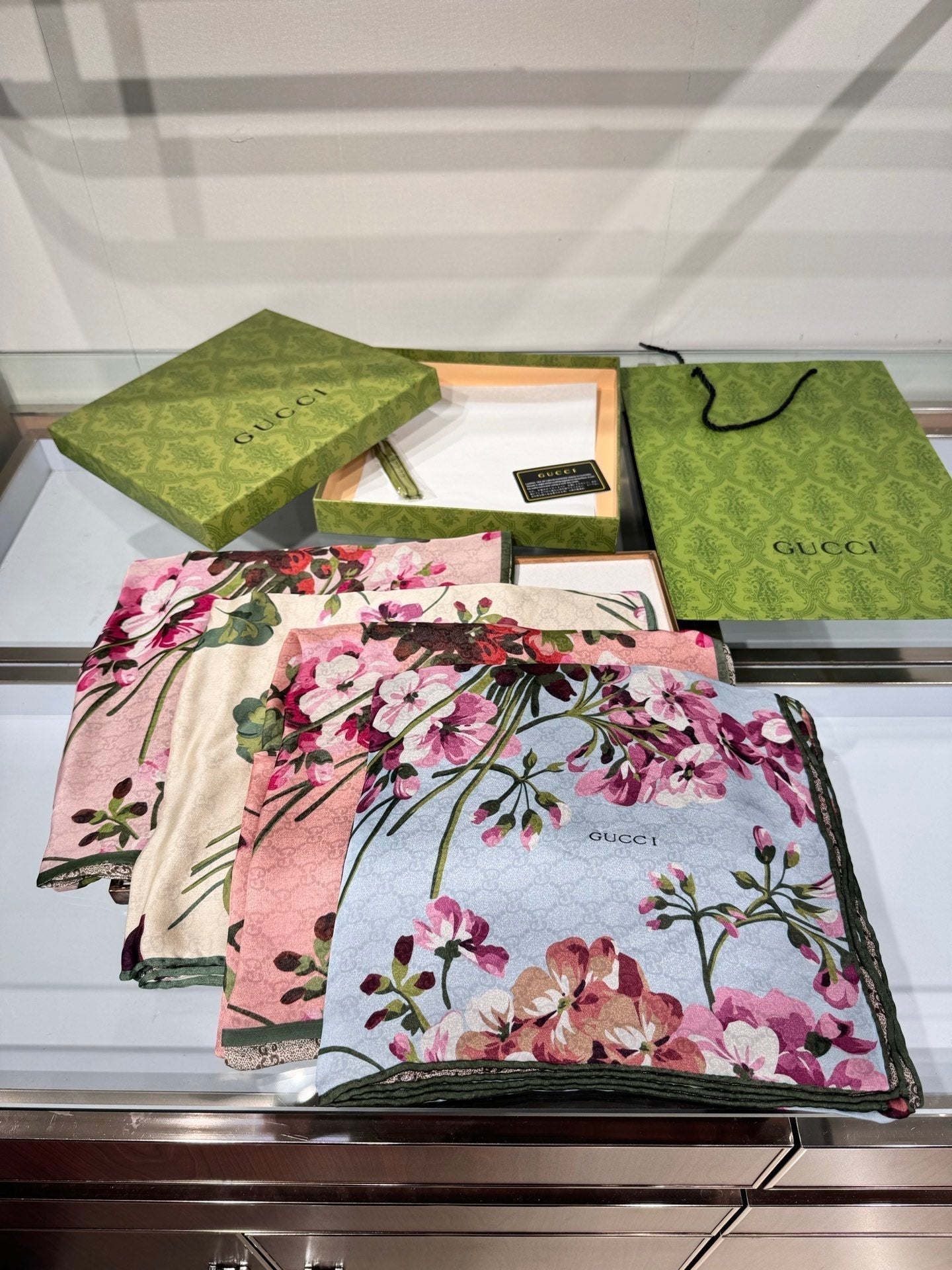 GUCCI 25S SCARF 180 IN SILK 737208