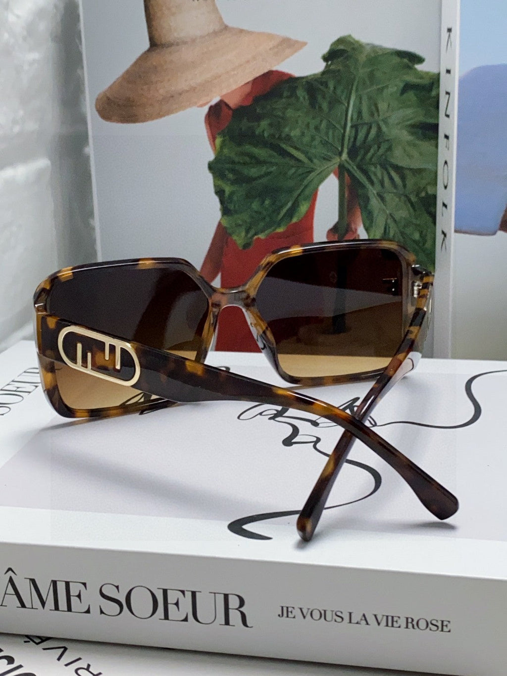 EMBOSSED LOGO FF DIAMONDS SQUARE FRAME SUNGLASSES 575798 IN ACETATE