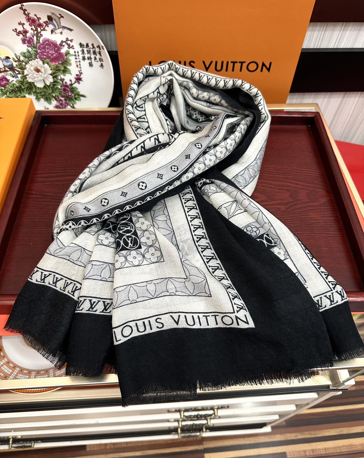 LOUIS VUITTON SCARF 200 CM IN BLACK MIX WHITE CASHMERE 394889