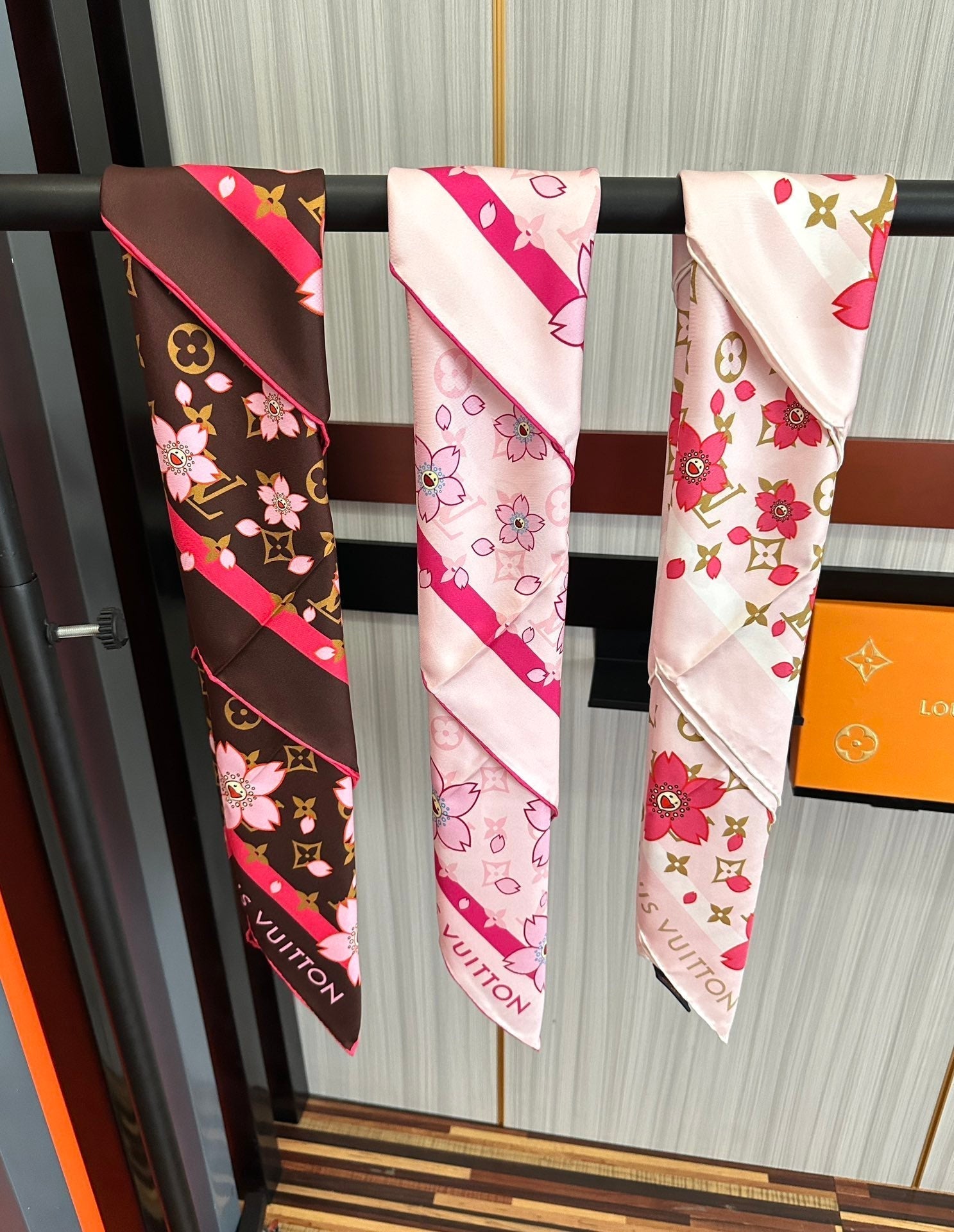 LOUIS VUITTON LV SCARF 90 CM IN SILK 723121