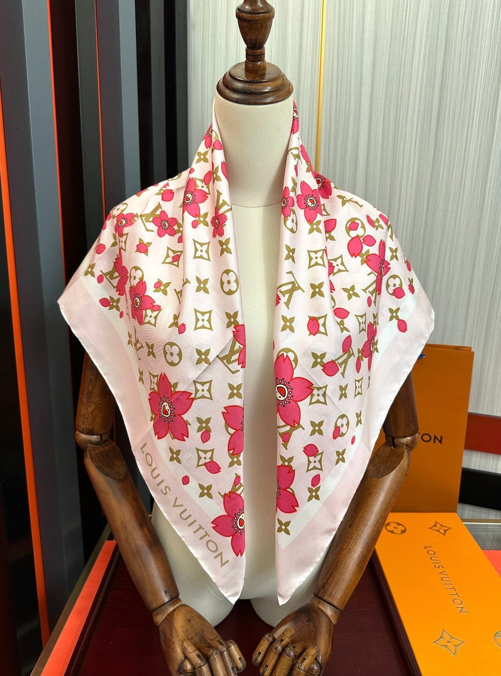 LOUIS VUITTON LV SCARF 90 CM IN SILK 723123