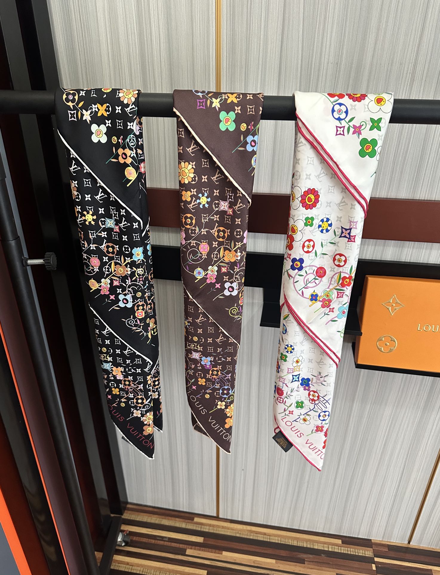 LOUIS VUITTON LV SCARF 90 CM IN SILK 730541