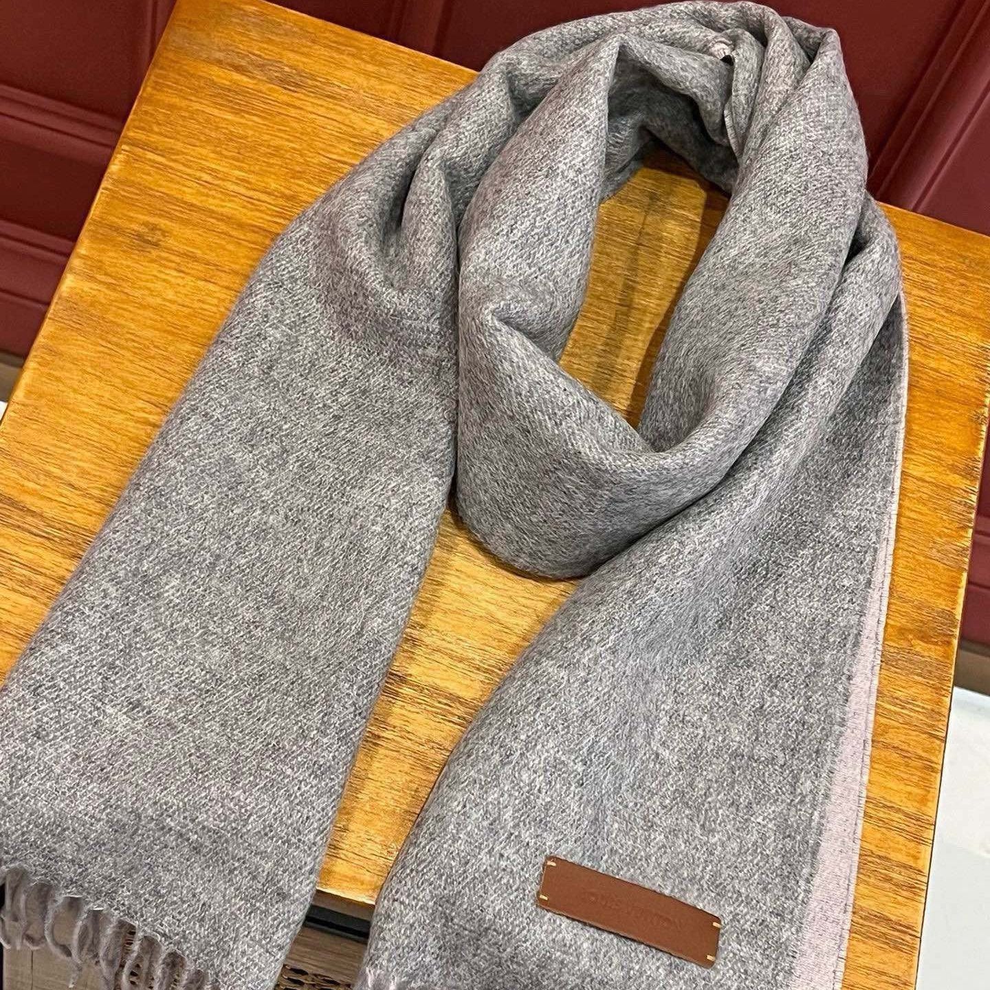 LOUIS VUITTON SCARF 180 CM IN DOVE GRAY CASHMERE 396481
